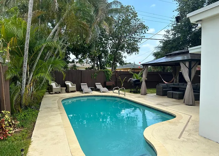 Pool House 3 Bedroom 2 Bathroom